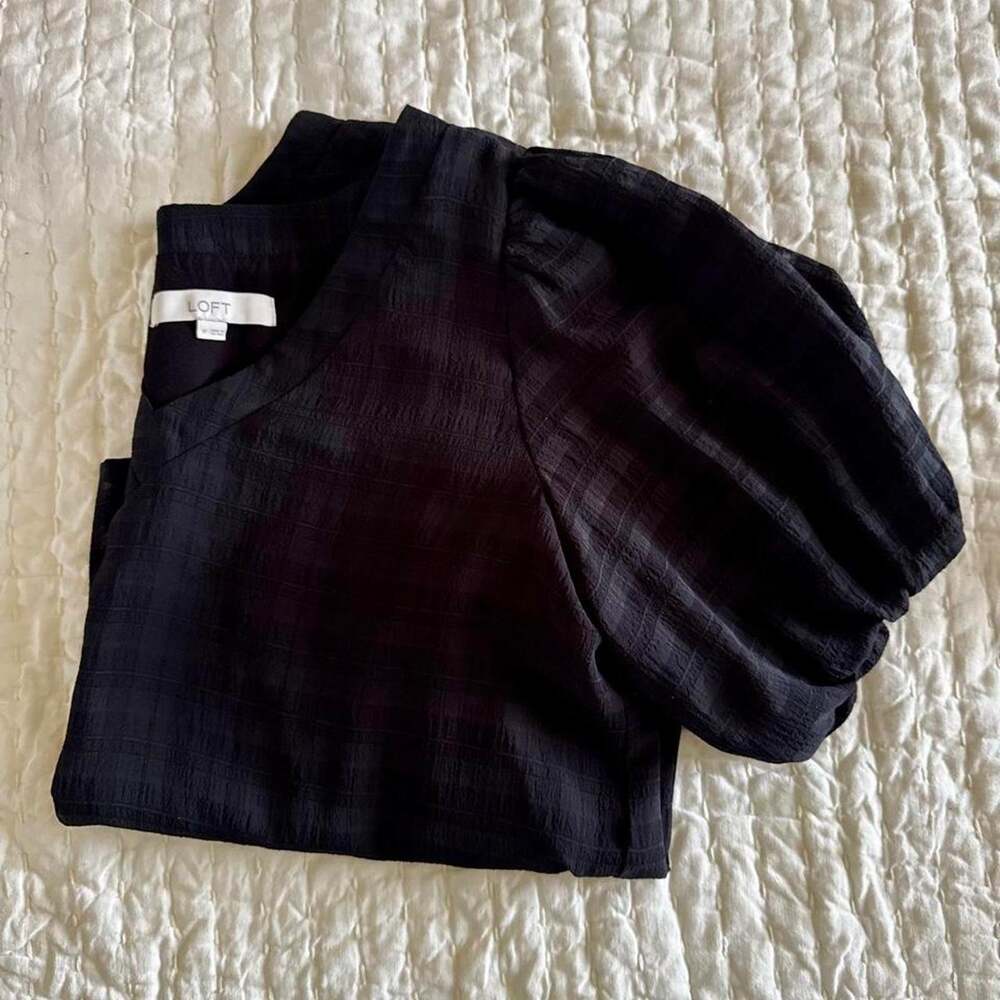 Loft textured black short puff sleeve blouse goth minimalist M - Picture 6 of 6
